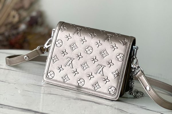 LV M21740