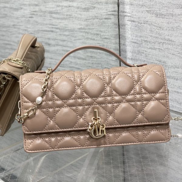 𝐃𝐢𝐨𝐫 𝐋𝐚𝐝𝐲 Pearl chain clutch bag pink