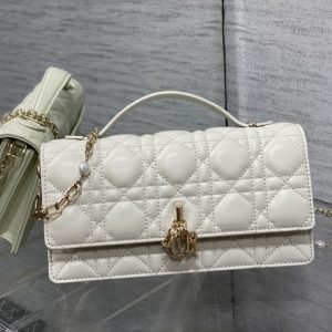 𝐃𝐢𝐨𝐫 𝐋𝐚𝐝𝐲 Pearl chain clutch bag white