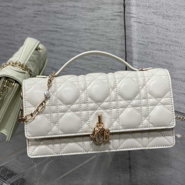 𝐃𝐢𝐨𝐫 𝐋𝐚𝐝𝐲 Pearl chain clutch bag white