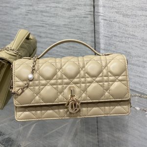 𝐃𝐢𝐨𝐫 𝐋𝐚𝐝𝐲 Pearl chain clutch bag apricot
